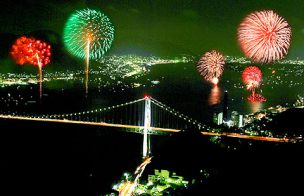 関門海峡花火大会の花火の写真